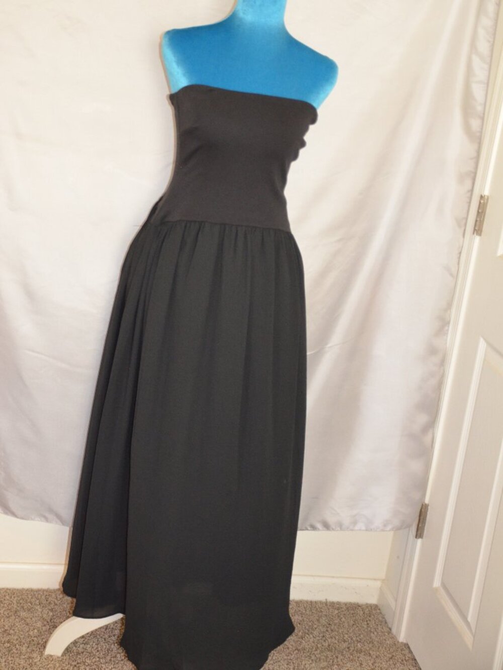 PRICE DROP!!! Strapless, lined long dress